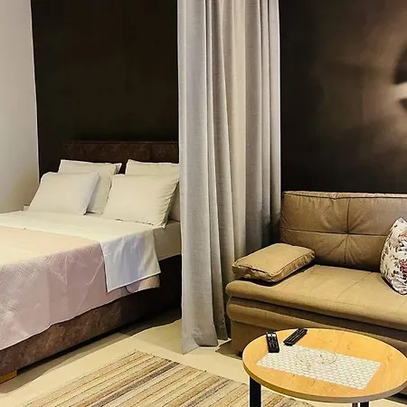 Stone House With Cute Terrase Apartamento *