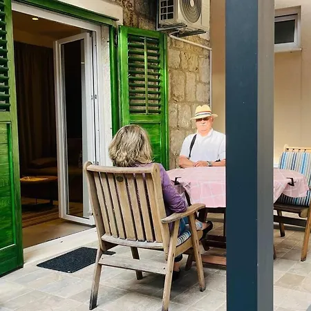 Stone House With Cute Terrase Apartamento