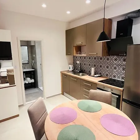 Stone House With Cute Terrase Apartamento *