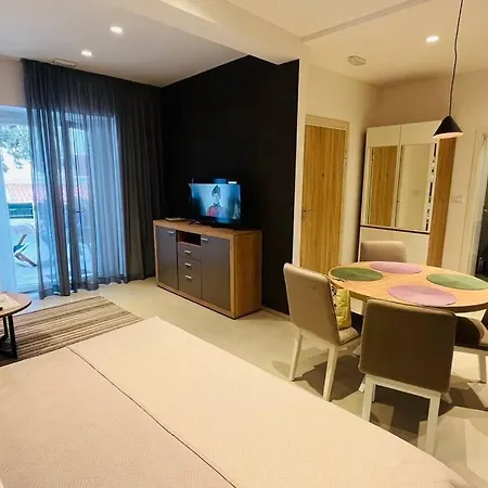 Stone House With Cute Terrase Апартаменты Сплит
