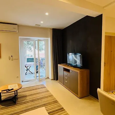 Stone House With Cute Terrase شقة سبليت