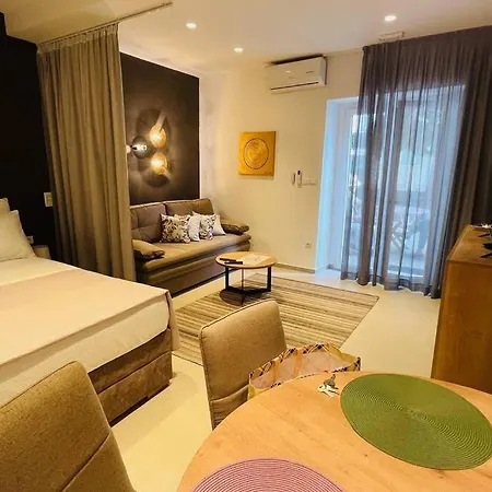 Stone House With Cute Terrase سبليت